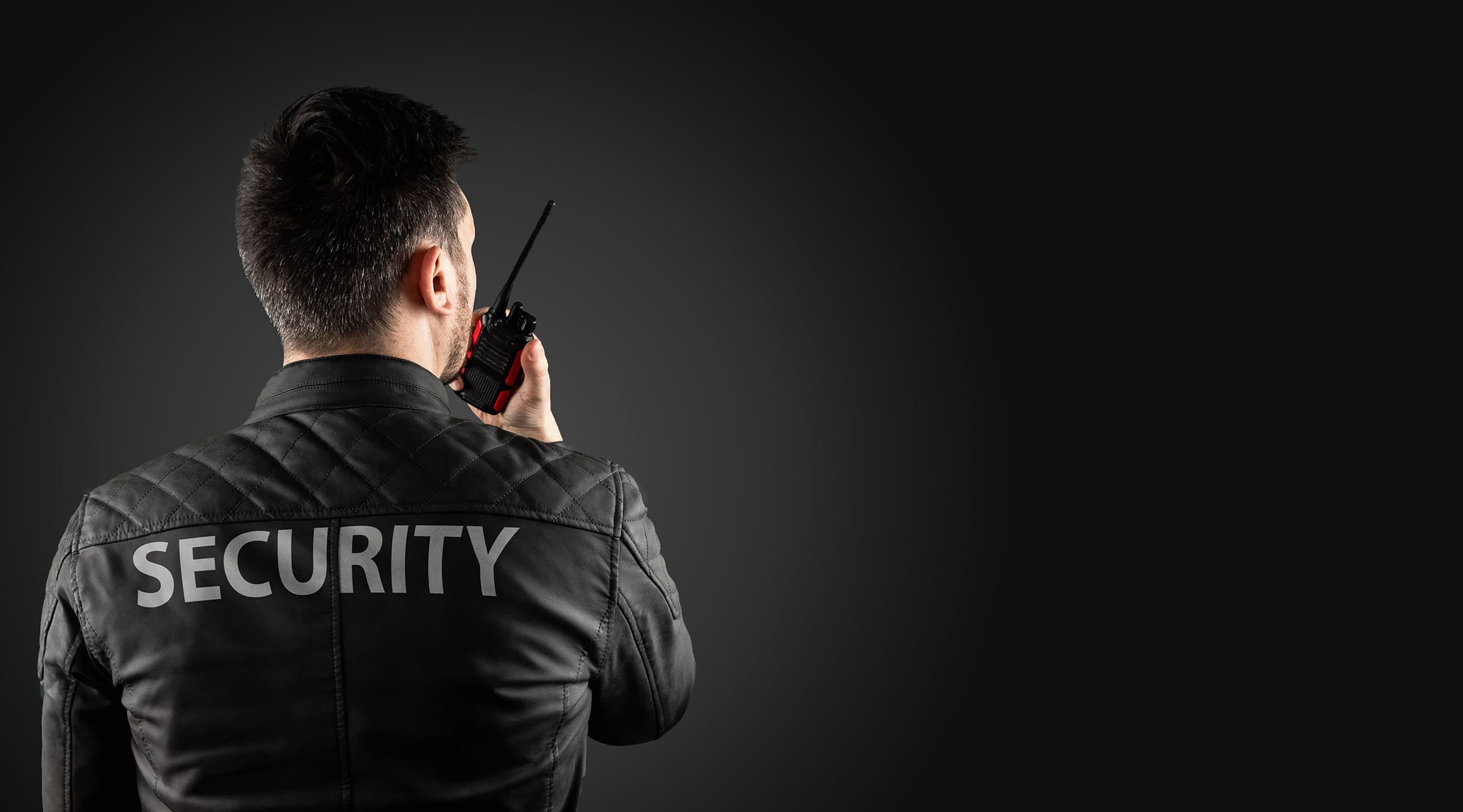 Beveiligers coƶrdineren operaties vanuit een controlecentrum