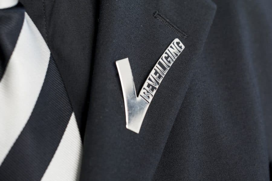 Beveiliger houdt toezicht op toegangscontrole systemen